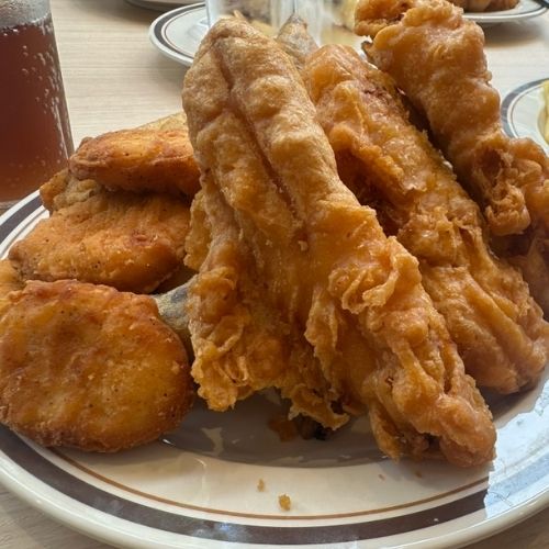 ケンタッキー食べ放題のチキンの盛り合わせ画像