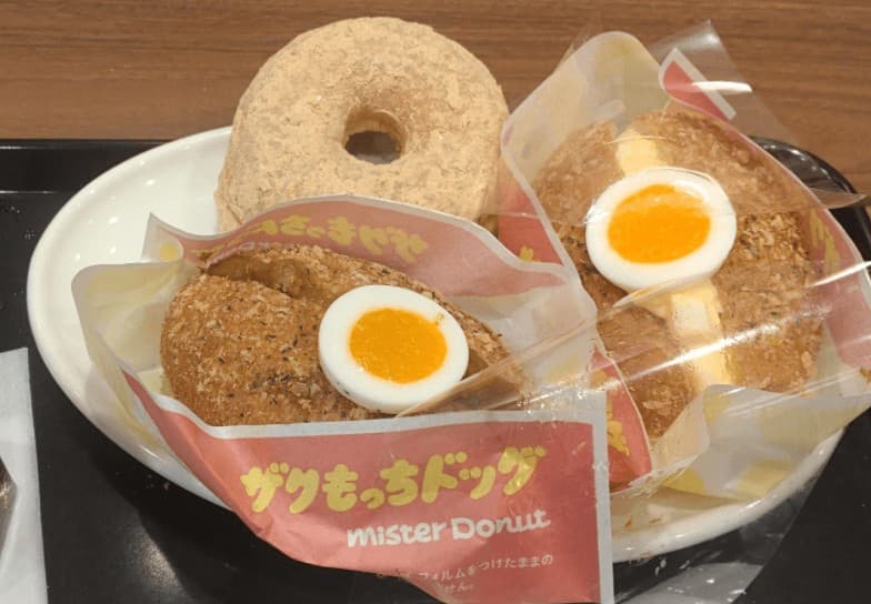 ザクもっちドッグカレーとたまごが全面にある画像