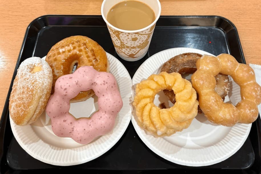 ミスドのポン・デ・ストロベリーとフレンチクルーラーが中央にある画像