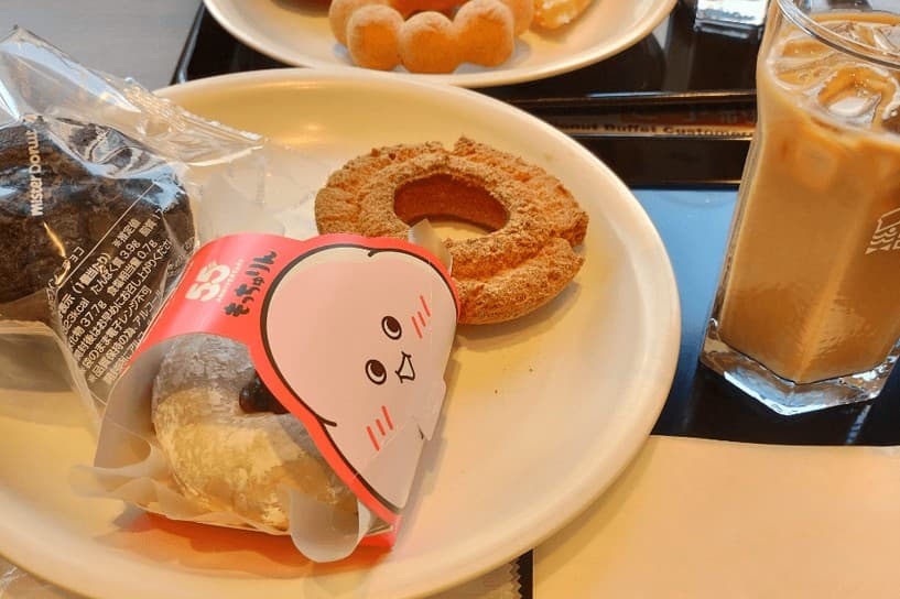 ミスドのもっちゅりん小豆とオールドファッションが中央にある画像