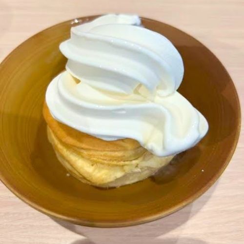 ケンタッキー食べ放題のビスケットにソフトクリームを乗せた画像