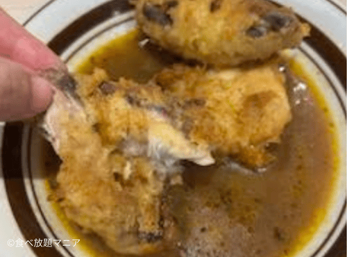 特性カレーにチキンを浸した画像