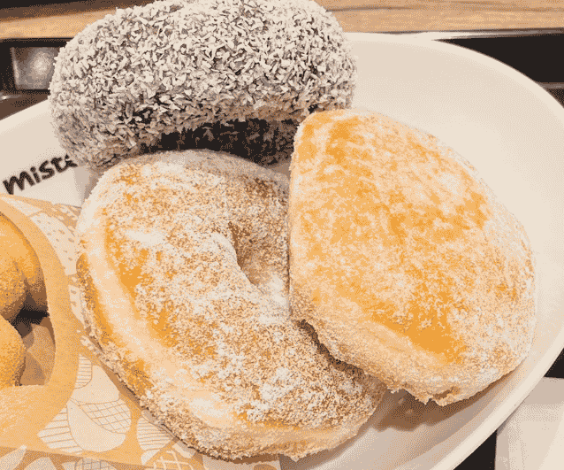 ココナツチョコレートとシュガーレイズドとエンゼルクリームの画像