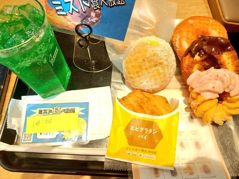 ミスド食べ放題でたくさんの定番商品とドリンクがトレーに載っている画像