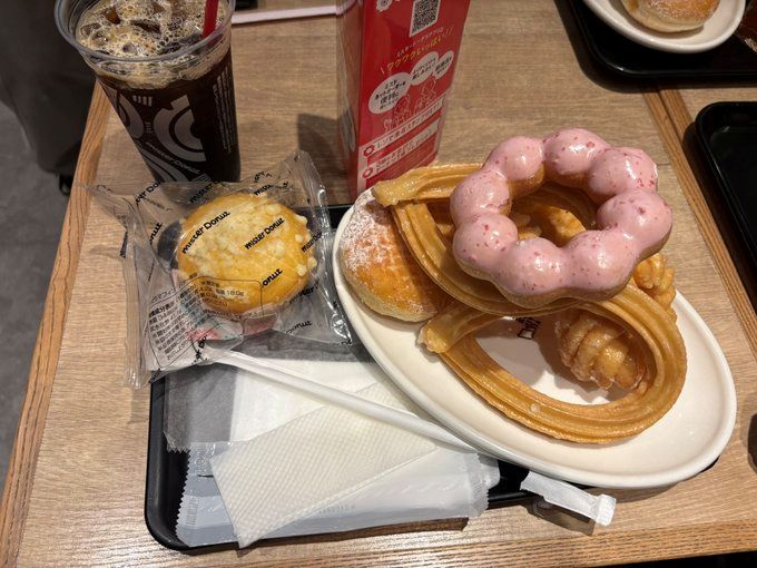 ミスド食べ放題のドーナツとマフィンがトレーに載っている画像