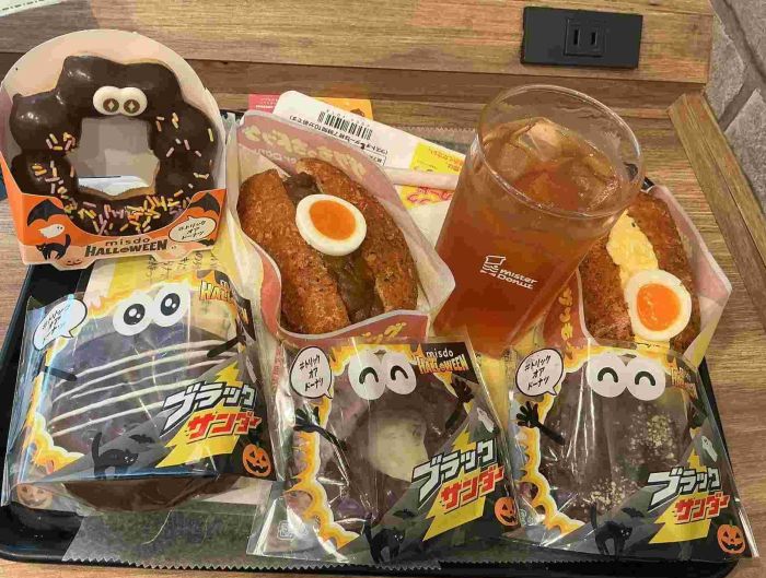ミスド食べ放題でブラックサンダーコラボの商品がトレーに沢山乗っている画像