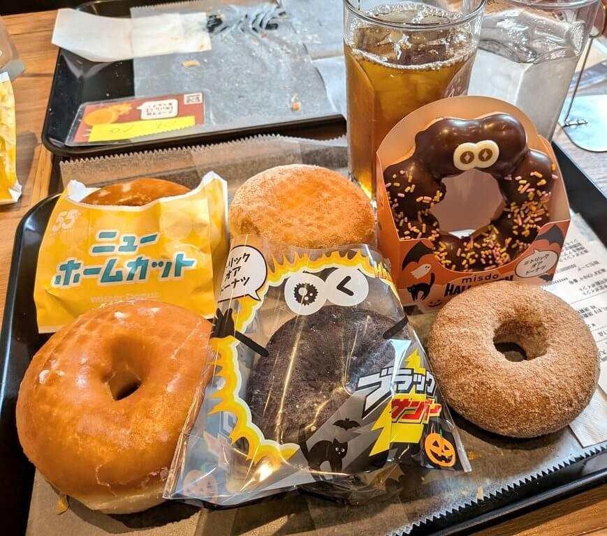 ミスド食べ放題のドーナツがトレーに沢山乗っている画像