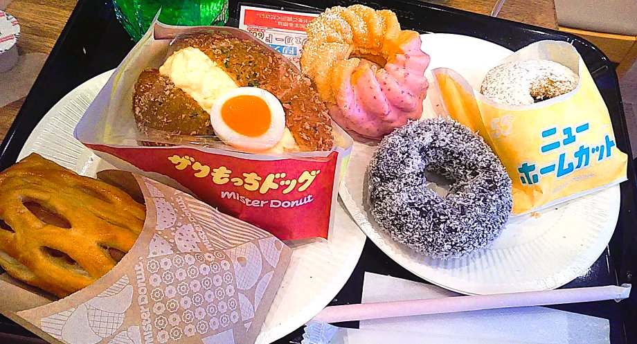 ミスド食べ放題のドーナツとパイ5点トレーに乗っている画像