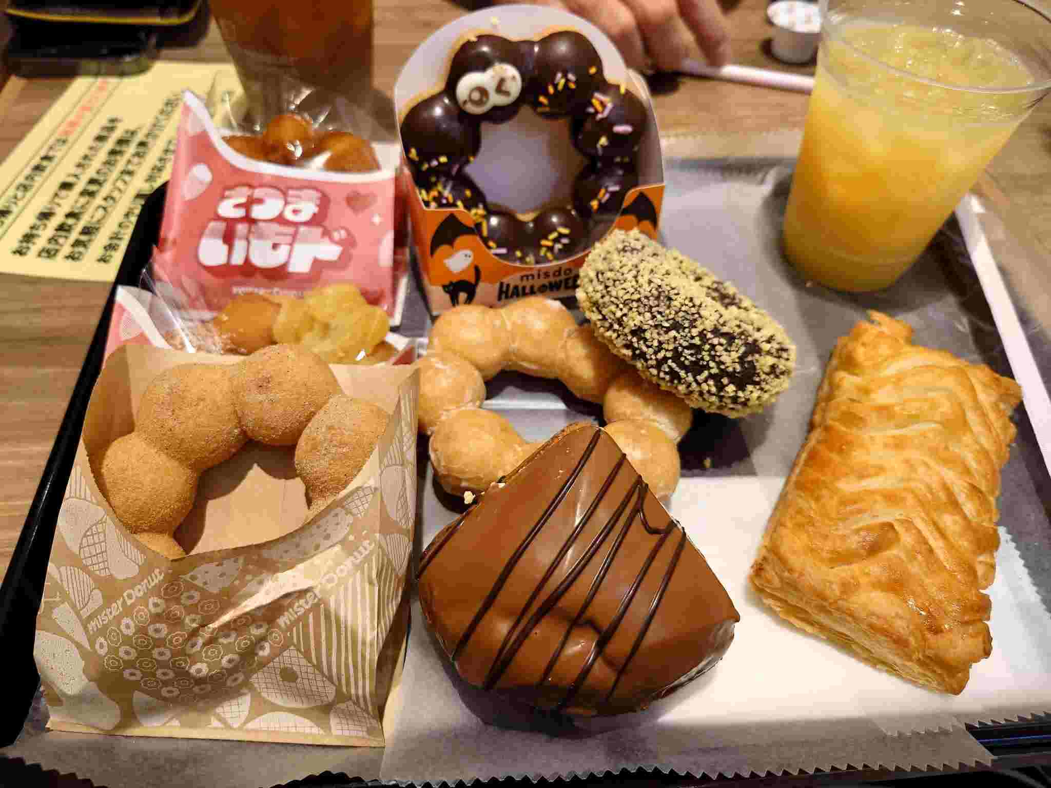 ミスド食べ放題で楽しめる、たくさんドーナツが並べられた画像