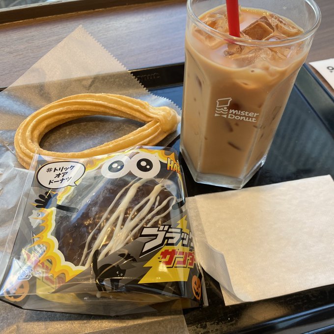 ミスド食べ放題のドーナツとアイスカフェオレがトレーに乗っている画像
