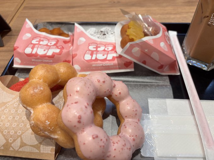 ミスド食べ放題のドーナツが沢山トレーに乗っている画像