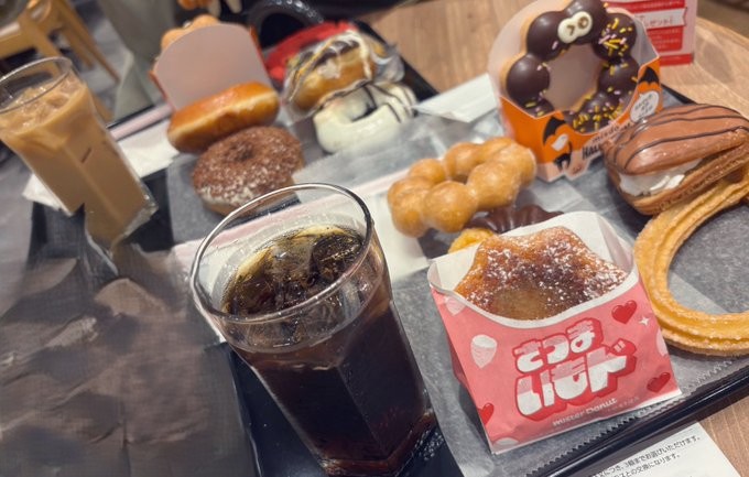 トレーにドリンクとミスド食べ放題のドーナツが沢山乗っている画像