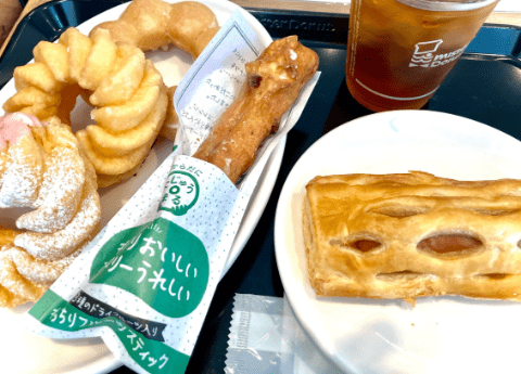 右側にフランクパイがあるドーナツ盛りの画像