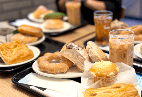 右下にパイとマフィンがあるドーナツ食べ放題の画像