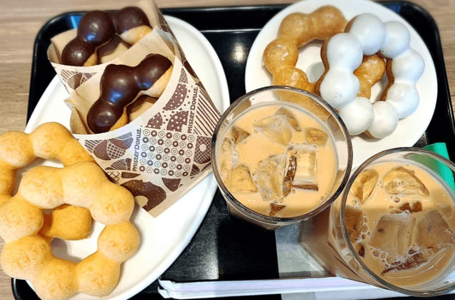 右下にアイスカフェオレ2つとドーナツ盛りの画像