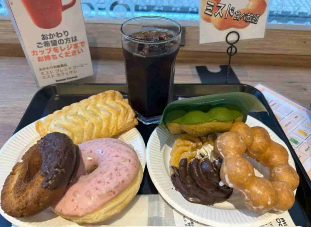 ミスド食べ放題でドーナツがトレーにたくさん載っている画像