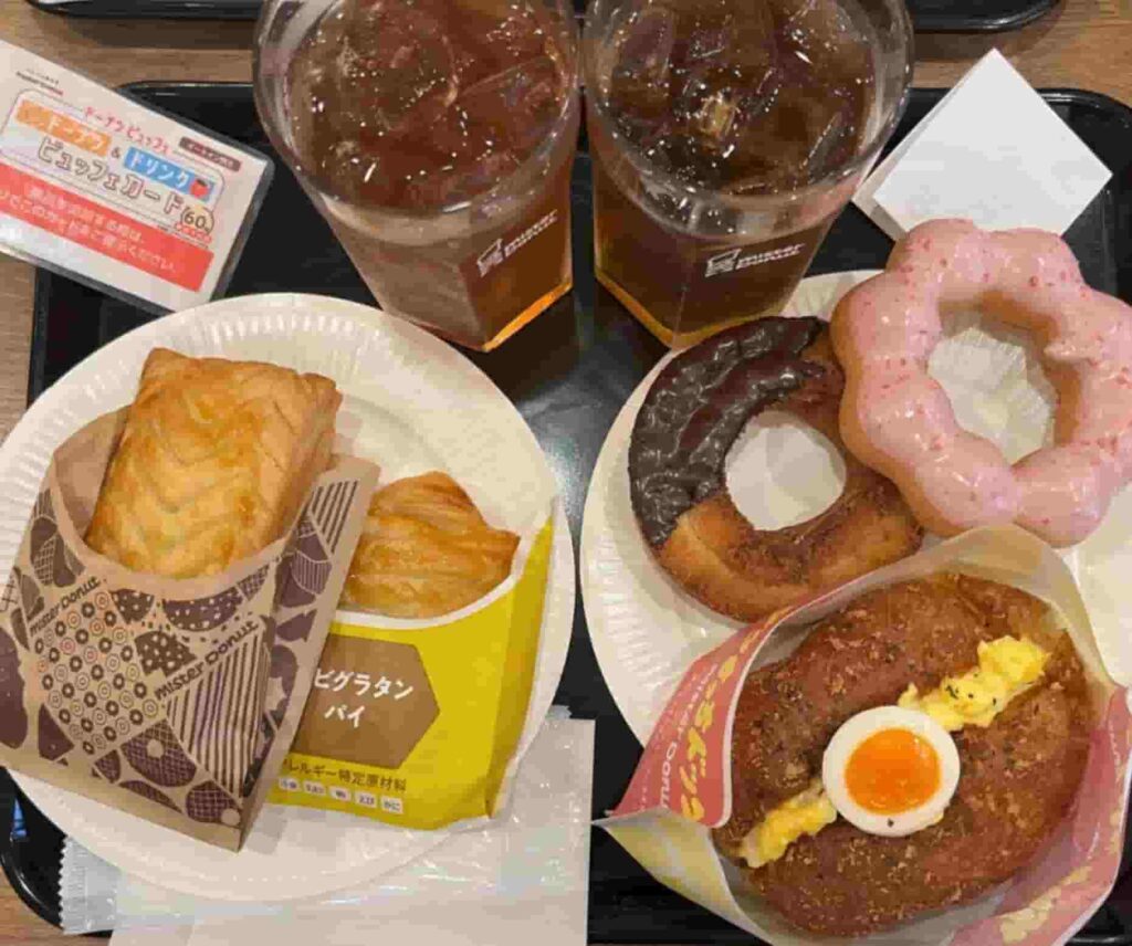 ミスド食べ放題でドーナツがトレーにたくさん載っている画像