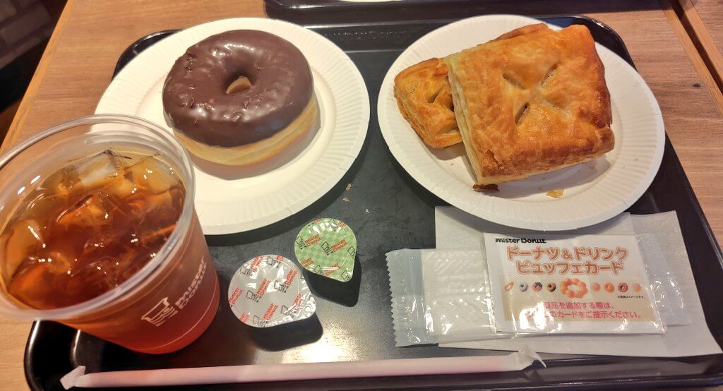 ミスドの食べ放題でトレーにドリンクやドーナツが乗った画像
