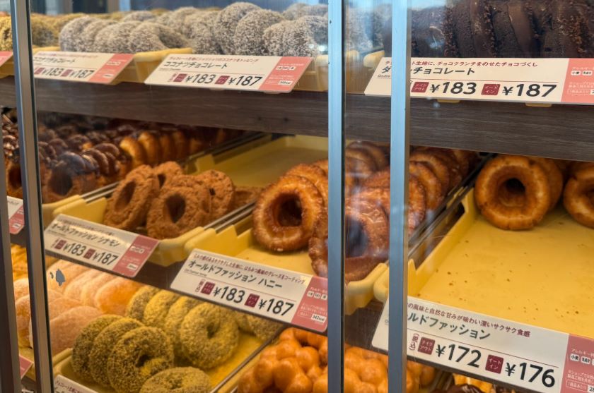 ミスドのドーナツがショーケースに沢山並んだ画像