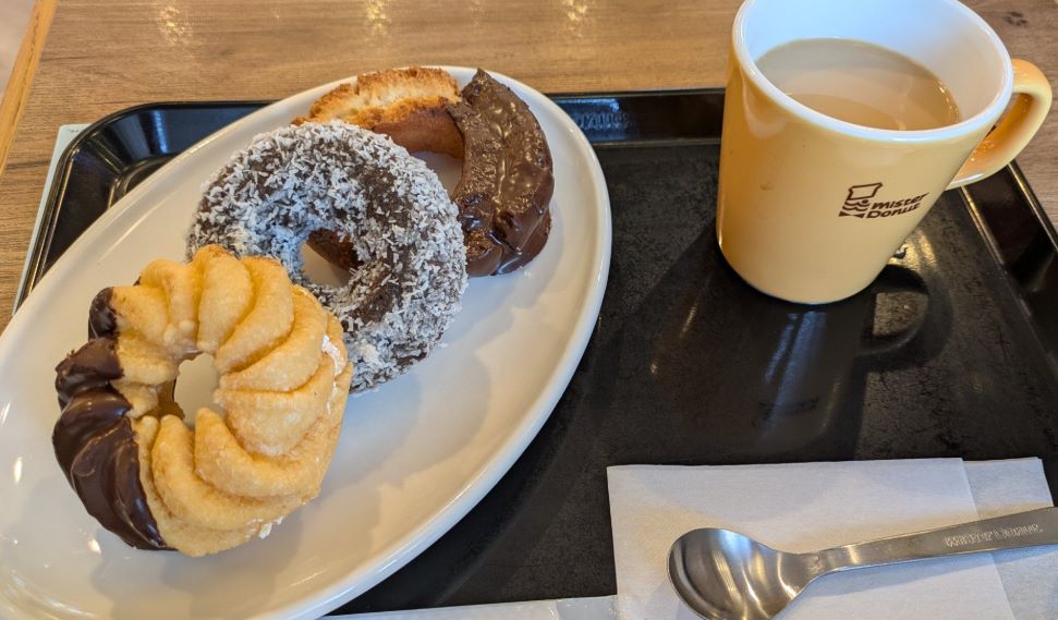 ミスドのドーナツとカフェオレの画像