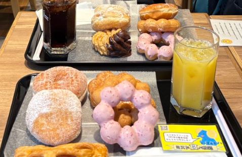 ミスドのドーナツがトレーに沢山のった画像