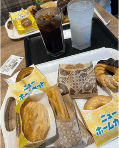 ミスドの新作ドーナツやパイがお皿に沢山のった画像