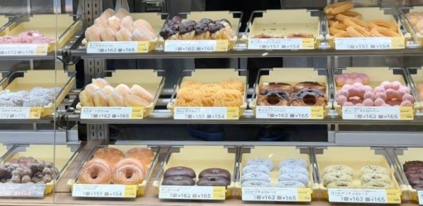 ミスドのドーナツがショーケースに沢山並んだ画像