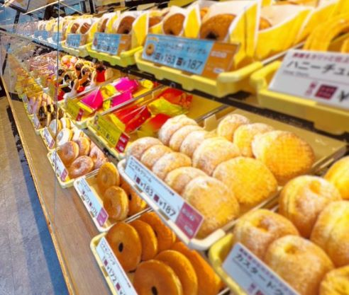 ミスドのドーナツがショーケースに沢山並んだ画像