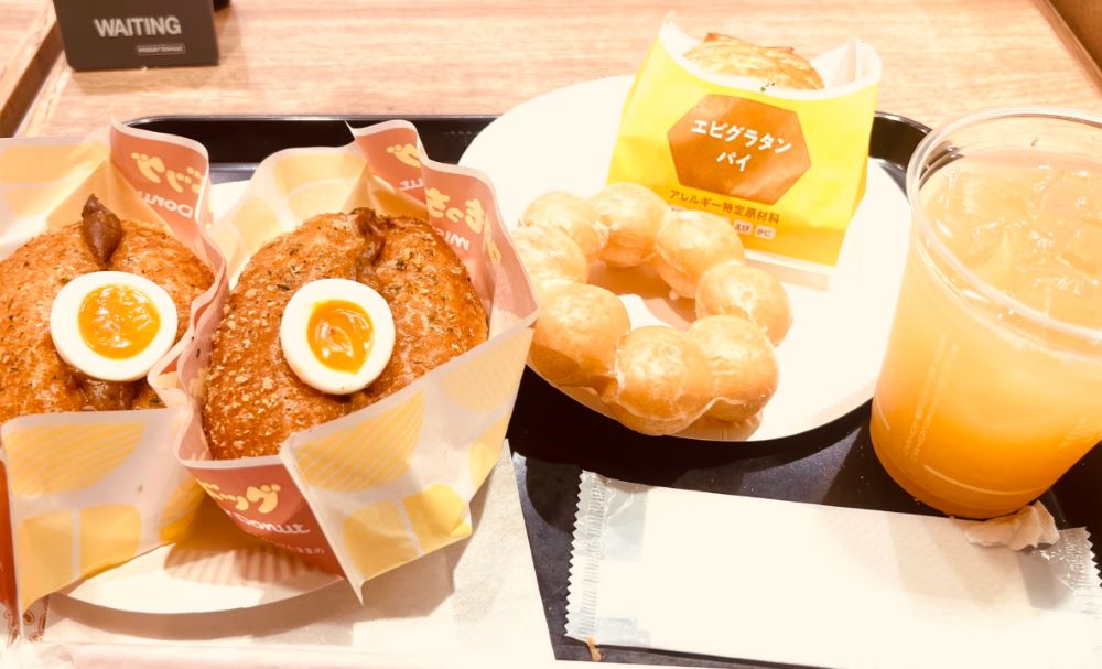 ミスドのパイやドーナツがお皿に沢山のった画像
