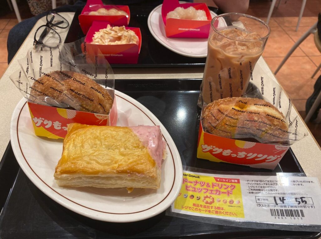 ミスド食べ放題のザクもっちリングとパイ、ドリンク