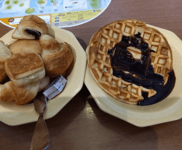 ココス柏のチョコレートがかかったワッフルとパンの画像