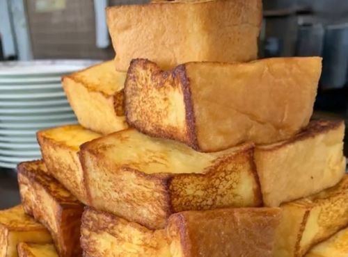 茶房迎賓館 住吉店のカウンターに並ぶフレンチトーストの山の画像