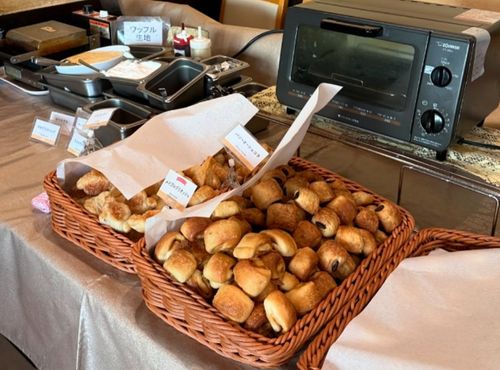 ココス一宮篭屋店のモーニングで並んだパン食べ放題のパンの画像