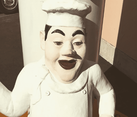 福岡ループの店先のコック人形の画像