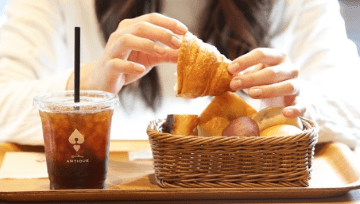 アンティーク福岡のパンとコーヒーのモーニングを楽しむ画像