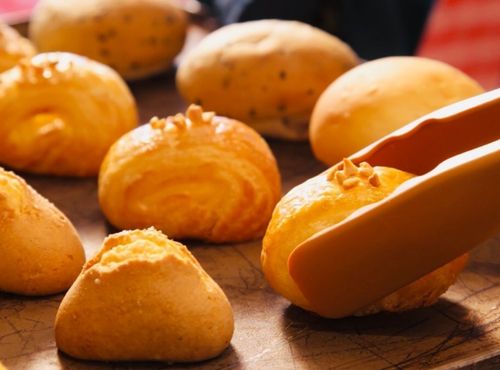 焼きたての丸パンが並んだ画像