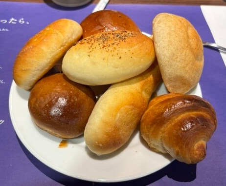 ベーカリーレストランサンマルク 池袋東武店の食べ放題のパン盛り合わせ