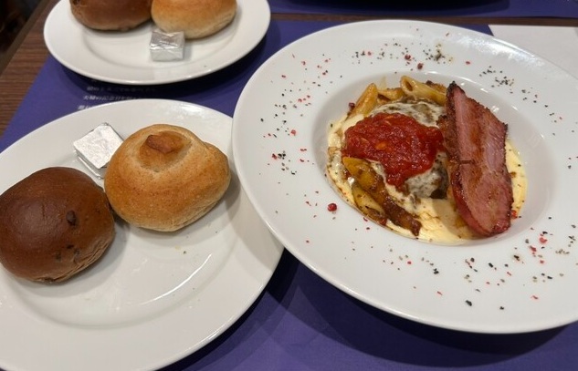ベーカリーレストランサンマルク 池袋東武店のハンバーグステーキ ラザニア風濃厚チーズソース 厚切りベーコンを添えてと食べ放題のパン