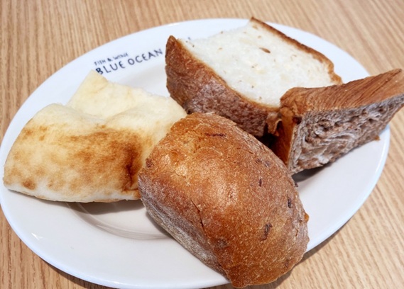 ブルーオーシャングリルの食べ放題のパン盛り合わせ