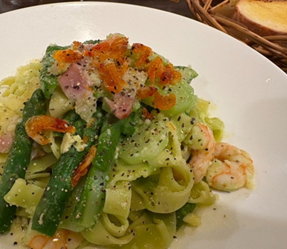 コム・シノワの海老とアスパラのクリームソースパスタ