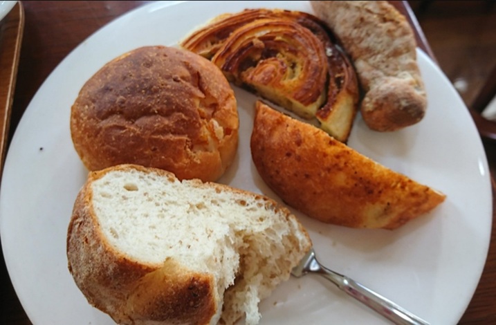 コム・シノワの食べ放題の焼きたてパン