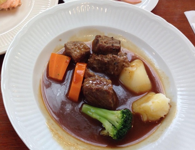 丘の上のビアレストランの牛肉の「一番搾り」ビール煮込み