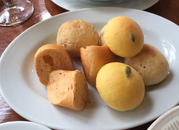 丘の上のビアレストランの食べ放題のパン