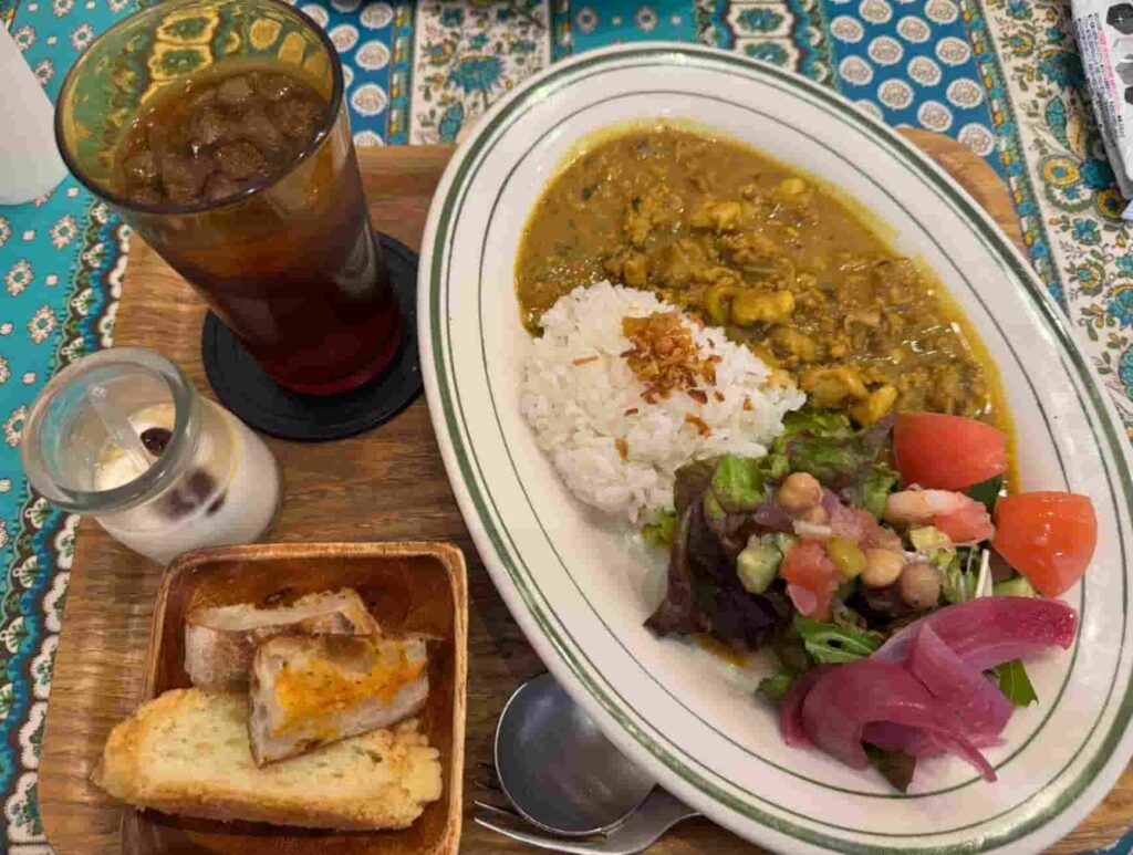 アルション デリ・カフェのランチ　パン食べ放題付きカレー