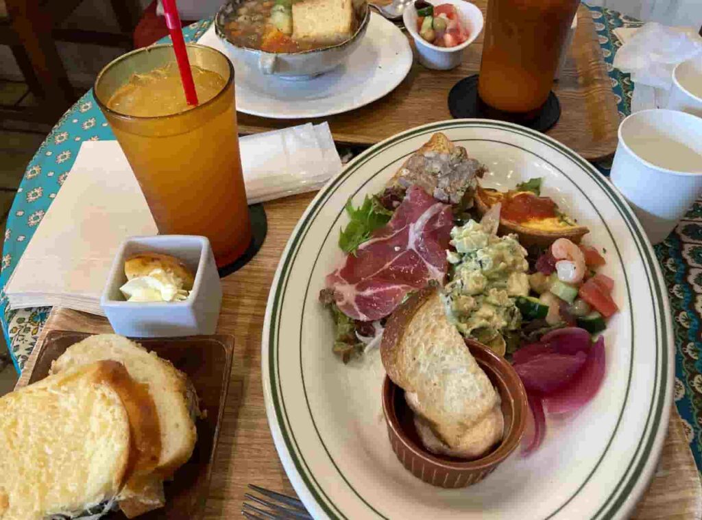 アルション デリ・カフェのパン食べ放題付きランチ