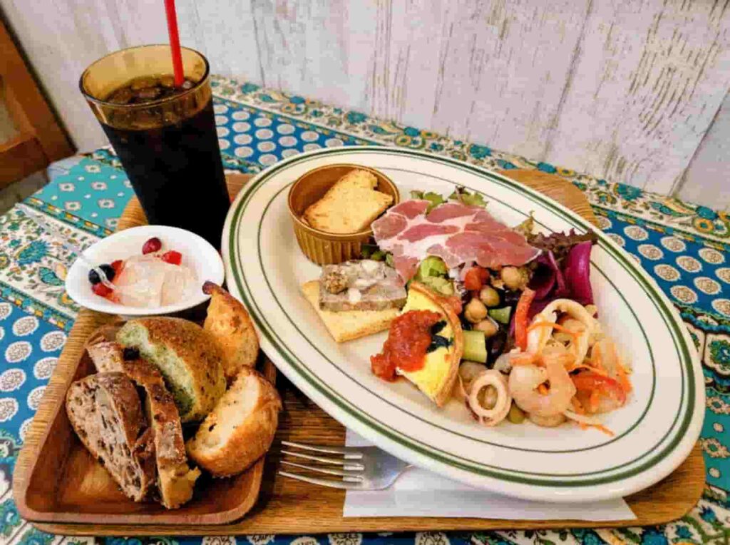 アルション デリ・カフェのパン食べ放題付きランチ