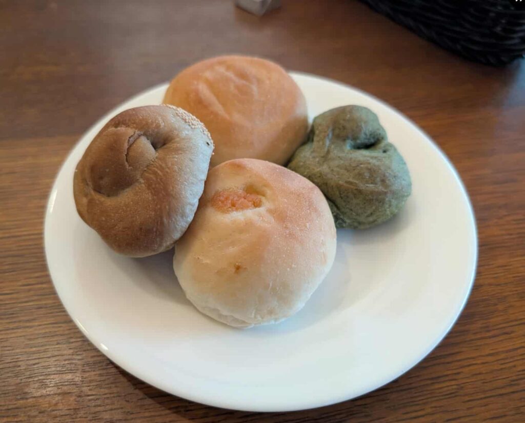 ベーカリーレストラン サンマルク 奈良学園前店のパン食べ放題で食べられるパン盛り合わせ