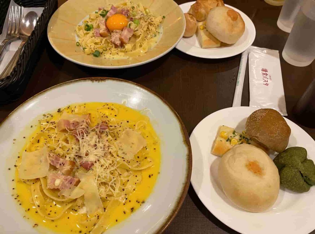 鎌倉パスタ ベルテラスいこま店のパン食べ放題付きメニュー2人分