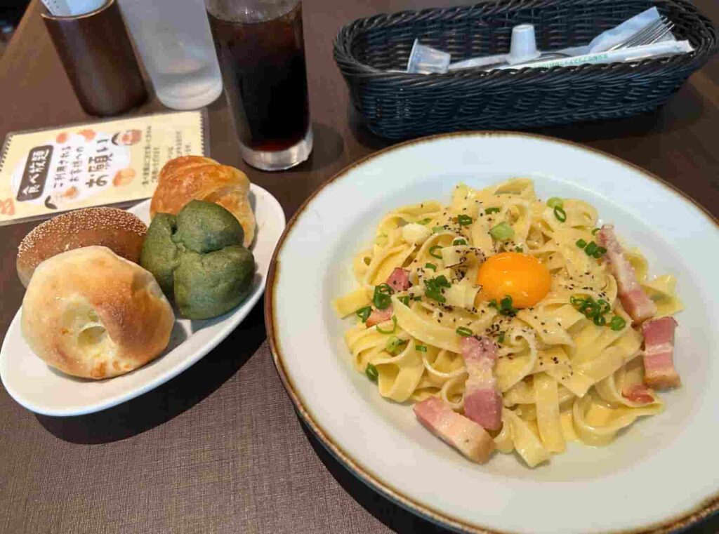 鎌倉パスタ ベルテラスいこま店のパン食べ放題付きメニュー
