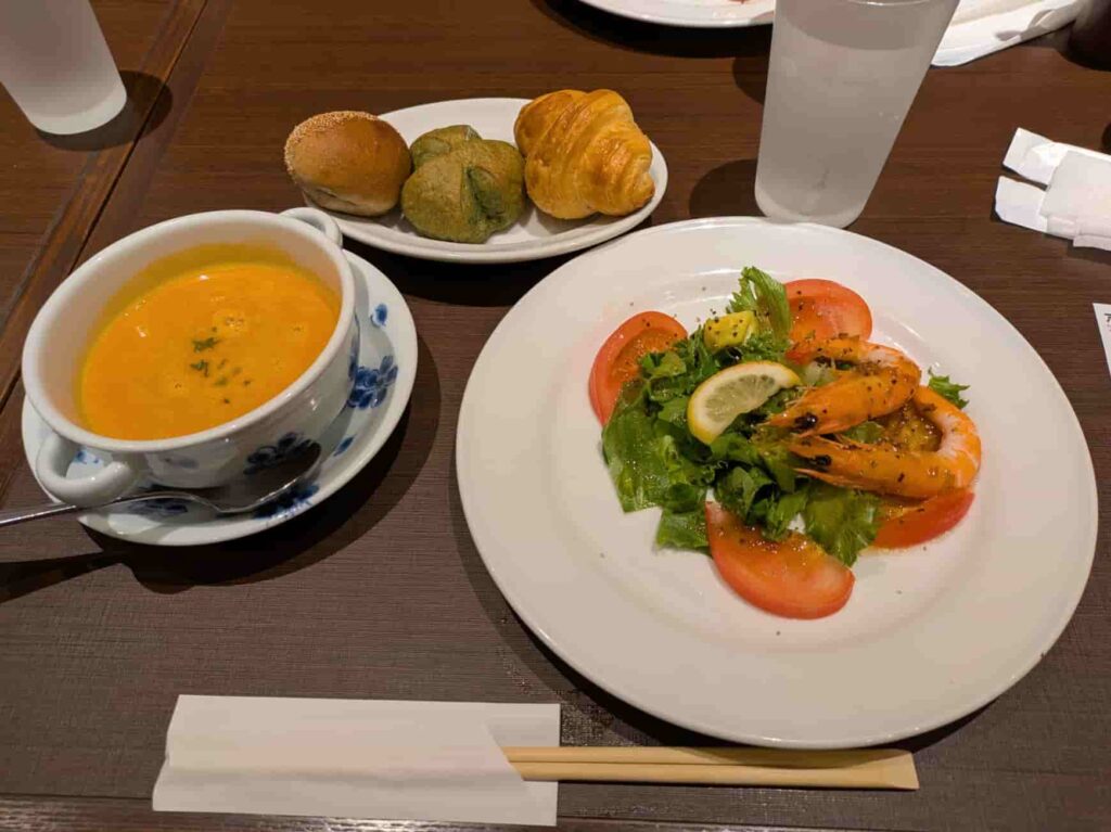 鎌倉パスタ ベルテラスいこま店のパン食べ放題付きメニュー